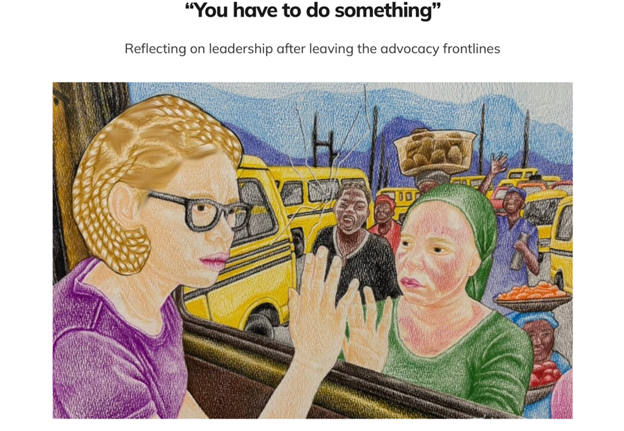 Ilustración a lápiz de color que muestra a dos mujeres con albinismo: una dentro de un autobús y otra fuera, ambas con la palma apoyada en la ventana. Es una escena callejera nigeriana, con vendedores ambulantes y taxis amarillos alrededor. Dentro del bus, la joven lleva una camiseta morada y gafas negras; fuera, la otra mujer tiene la piel severamente quemada por el sol. Detrás, un vendedor se inclina hacia ellas con actitud desafiante.